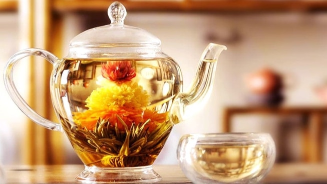 Kvitnúci čaj v čajníku