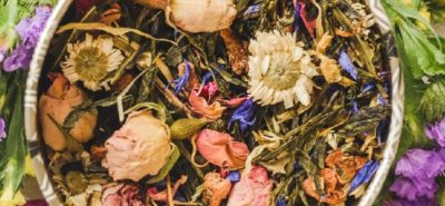 Zmes rôznych sušených kvetov a bylín na bylinkový čaj