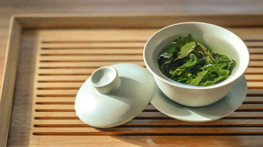 Zelený čaj a jeho tradičné lúhovanie v hrnčeku GAIWAN