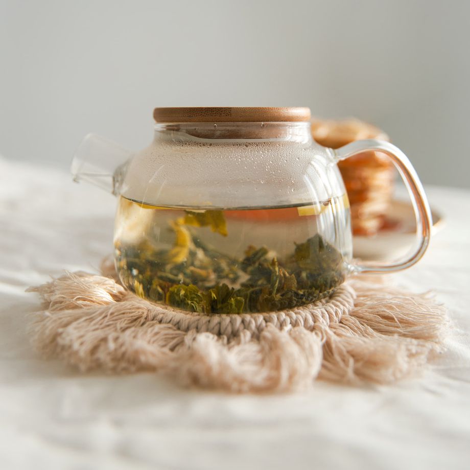 Zelený čaj lúhovaný v sklenenej kanvičke