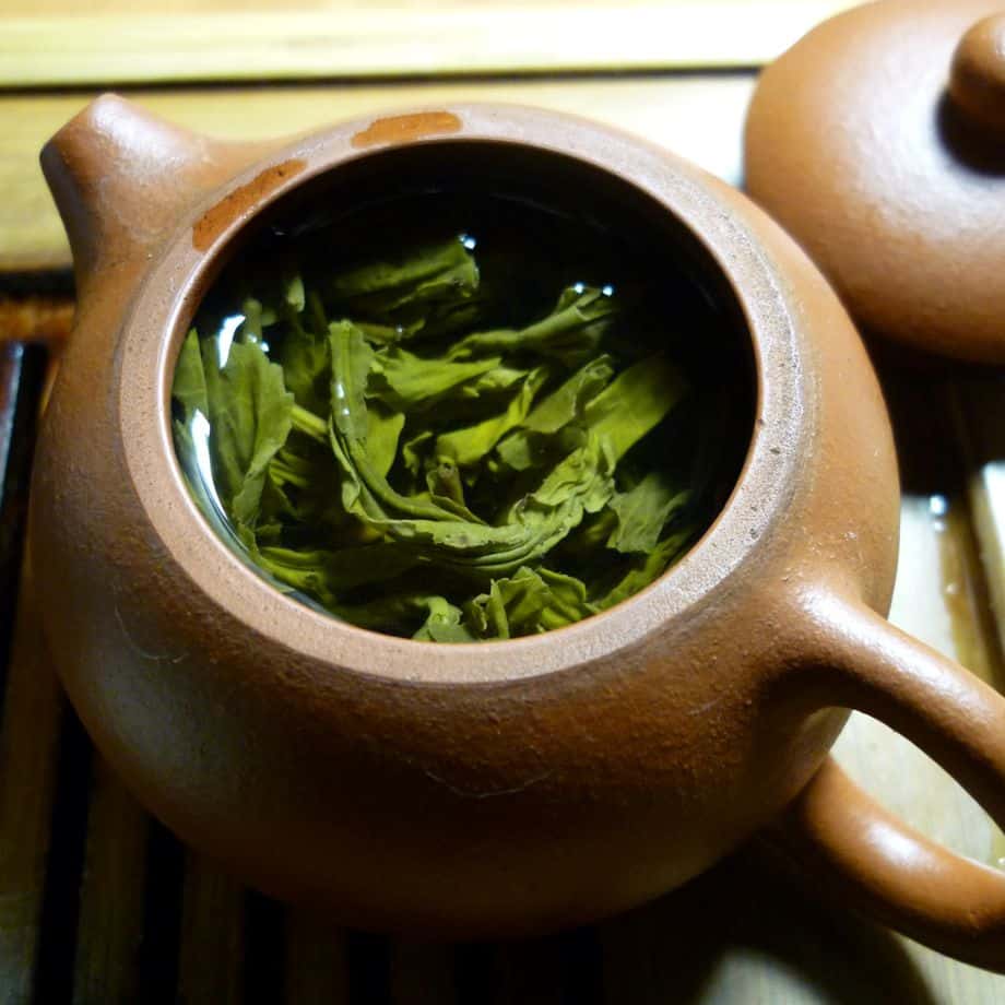 Lúhovanie zeleného čaju v tradičnej čínskej konvičke