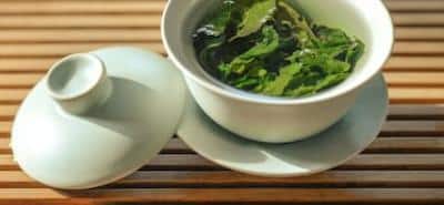 Tradičný kvalitný zelený čaj v šálke