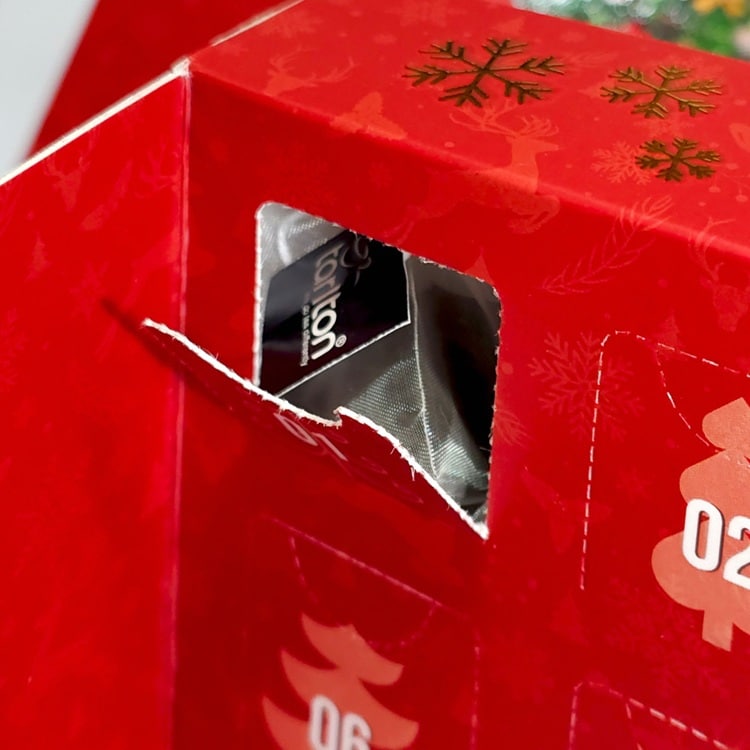 Tarlton Adventný Čajový Kalendár ktorý obsahuje 24 pyramídových vrecúšok s mixom príchutí.